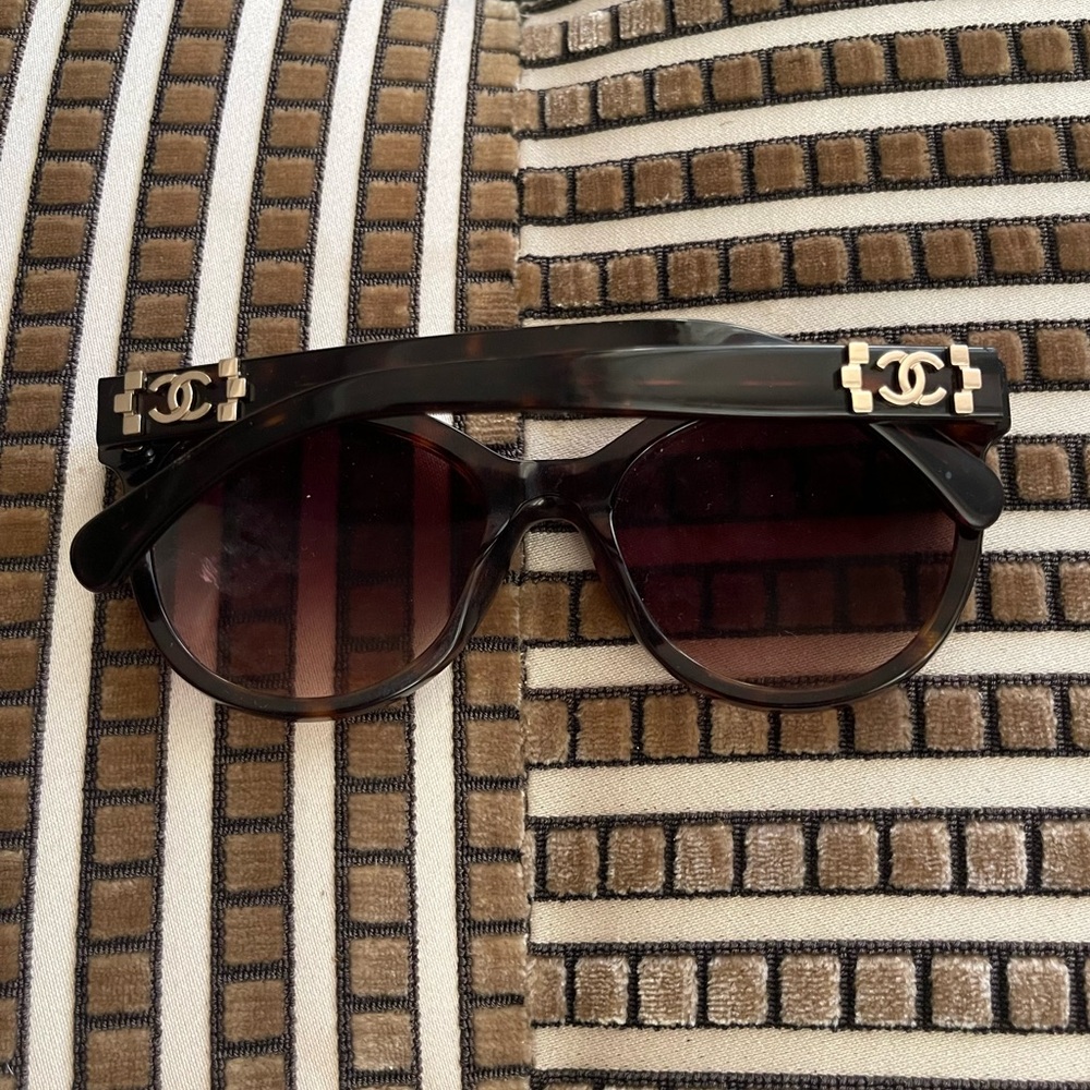 Chanel CC Logo Butterfly Sunglasses - Picture 2 of 9